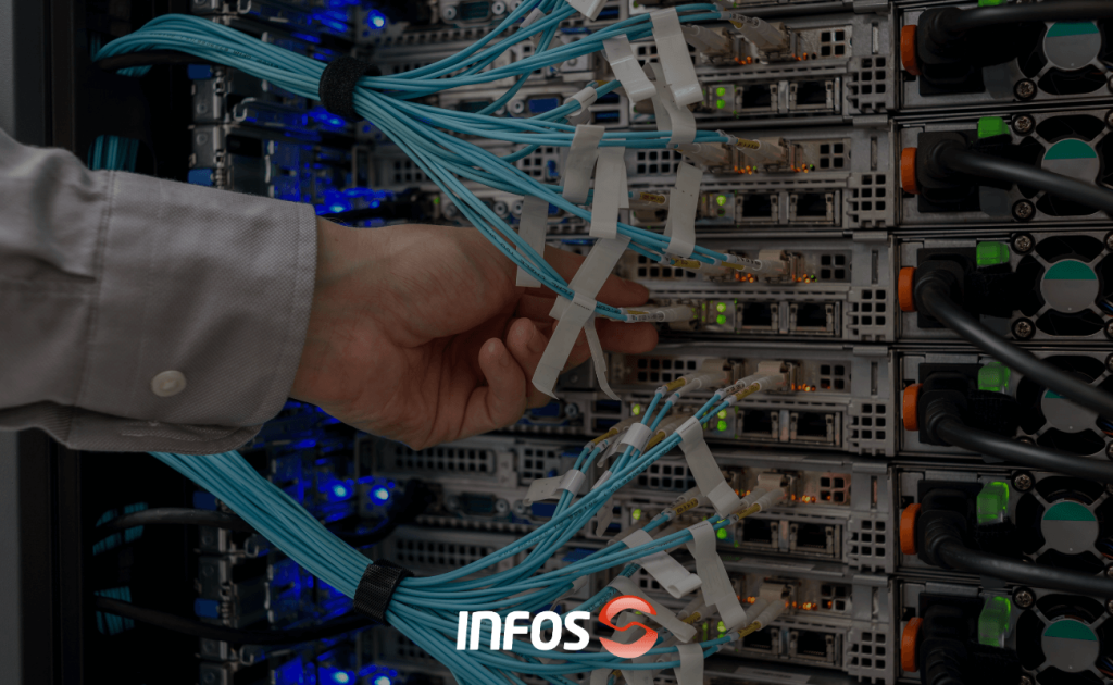 Técnica a instalar cablagem estruturada e patch panel em rack de rede empresarial